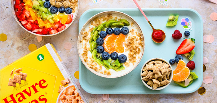 Frukostbricka, skål med yoghurt, frukt och havrefras